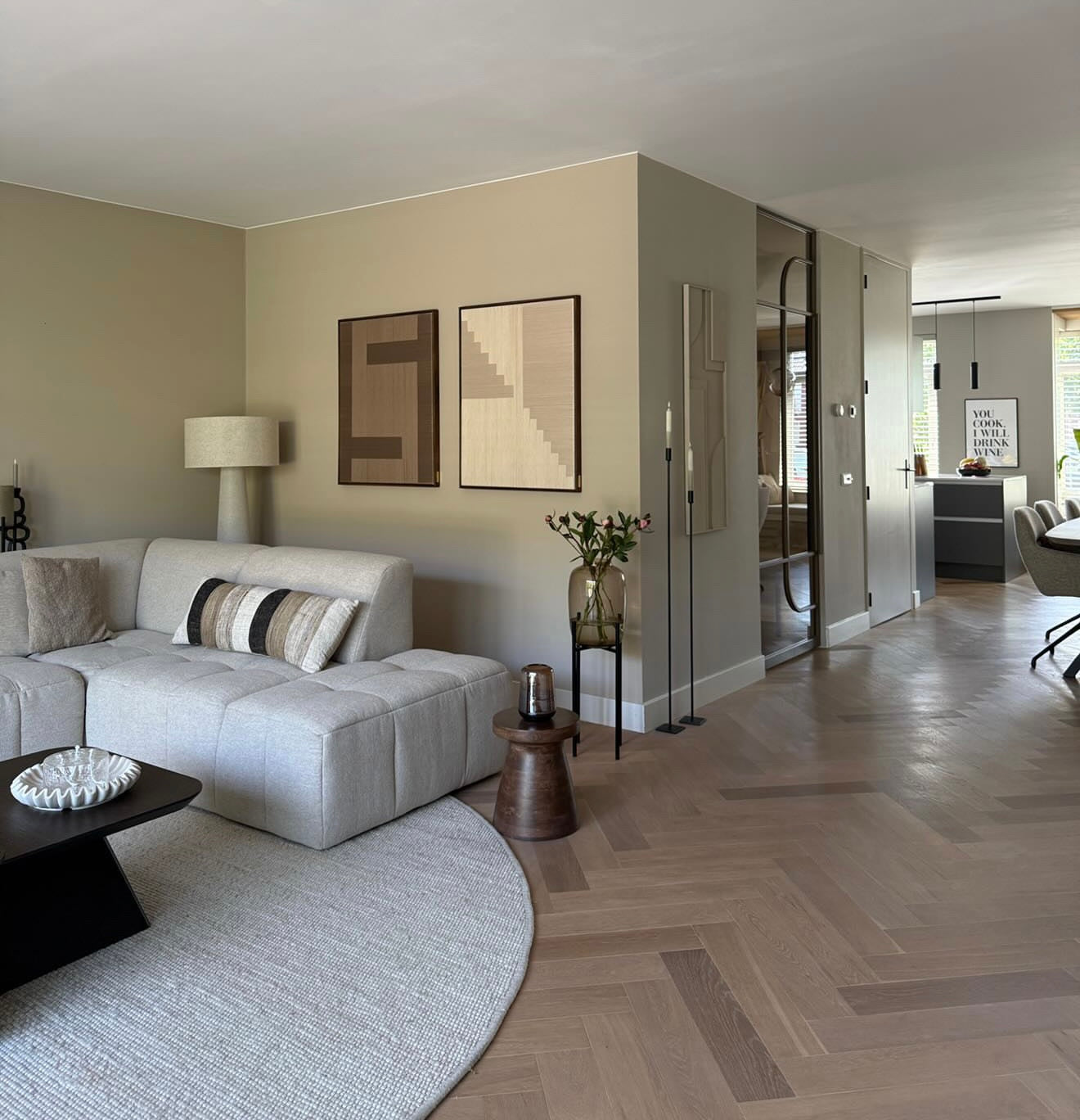 Moderne kunstwerken in japandi interieur van Home of Zodiac